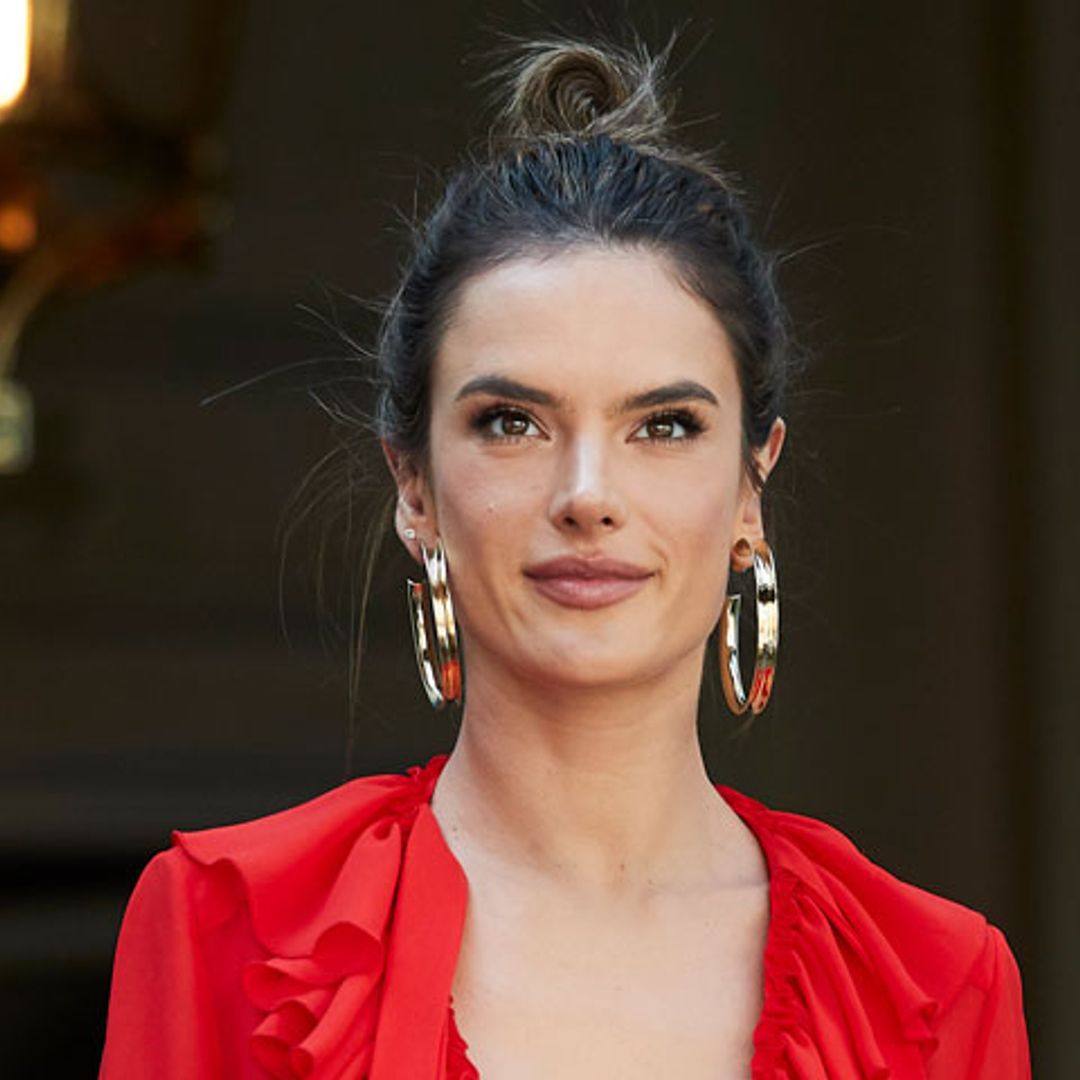 ¿Es el minivestido rojo la prenda del verano?