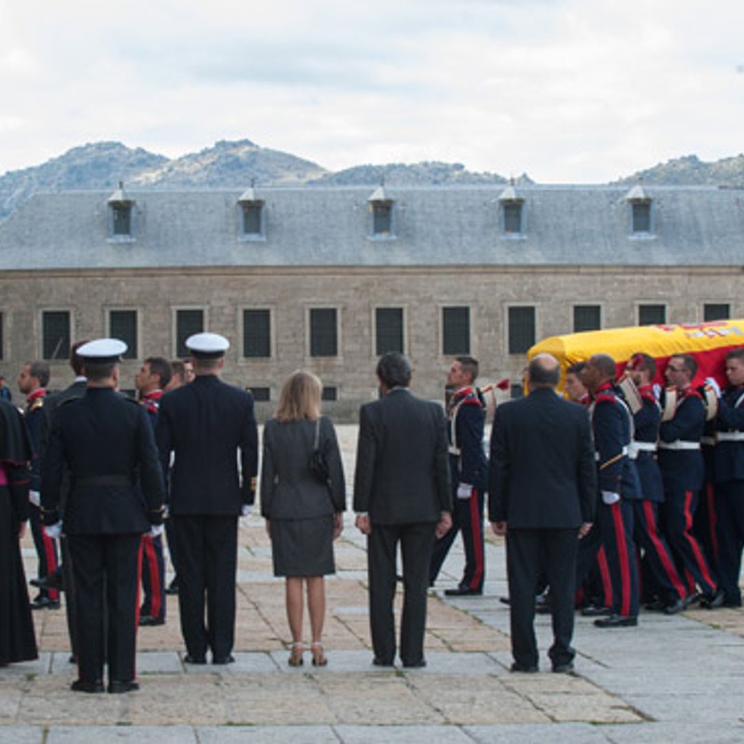 Los reyes Juan Carlos y Sofía asisten a la capilla ardiente de Carlos de Borbón-Dos Sicilias en El Escorial