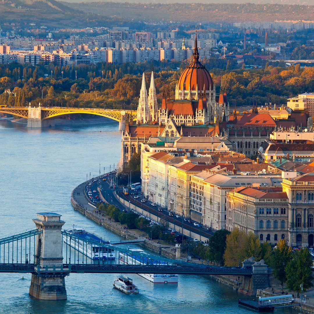 Panorámica de Budapest con el puente de las Cadenas sobre el Danubio y el Parlamento