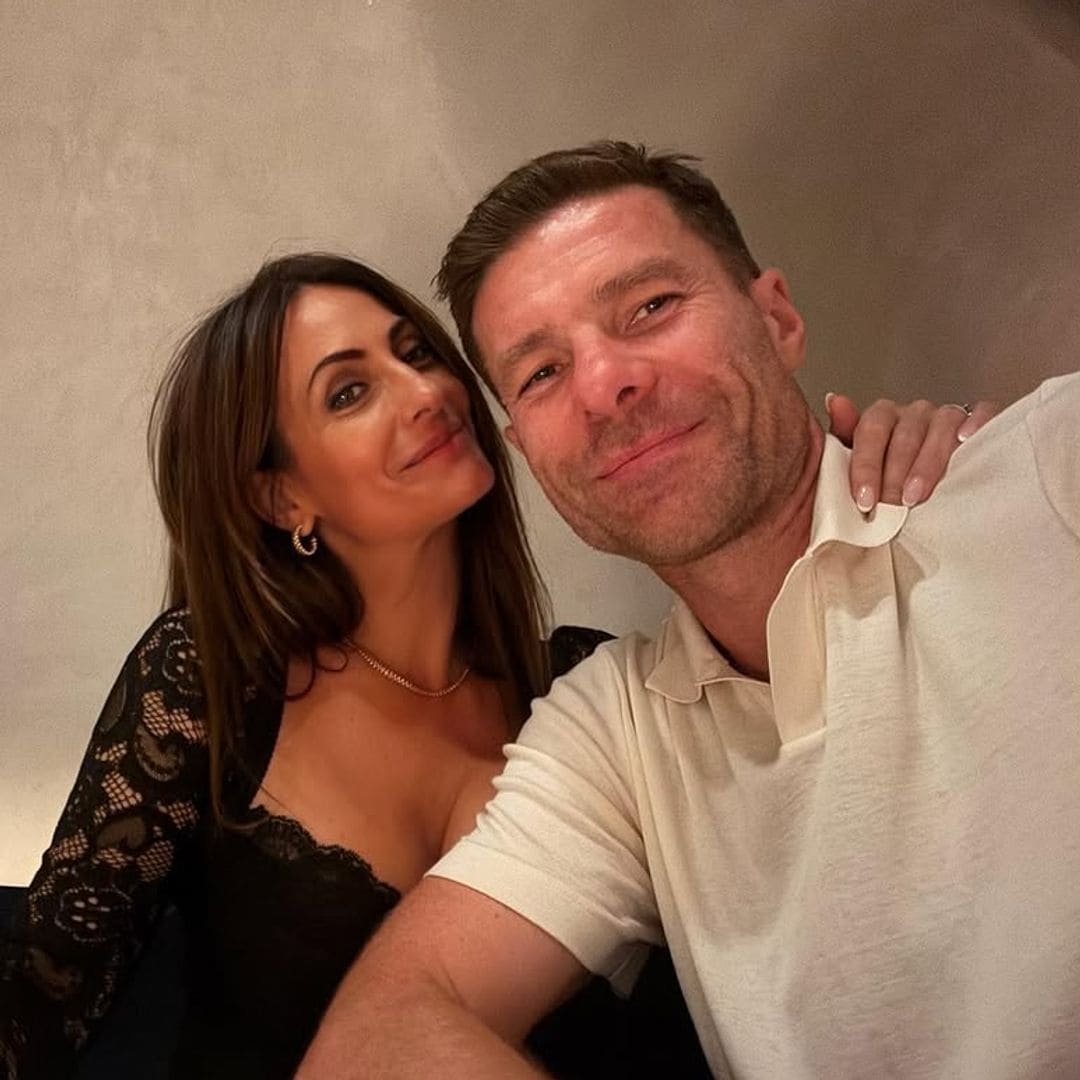 Xabi Alonso y Nagore Aranburu, como dos enamorados por las calles de Madrid 'pillados' por su hijo adolescente