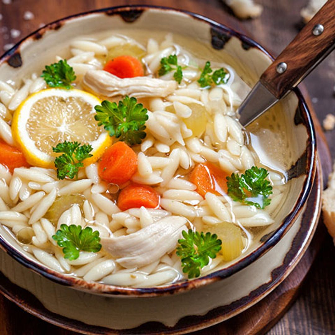 Sopa de pollo, zanahoria y orzo al limón