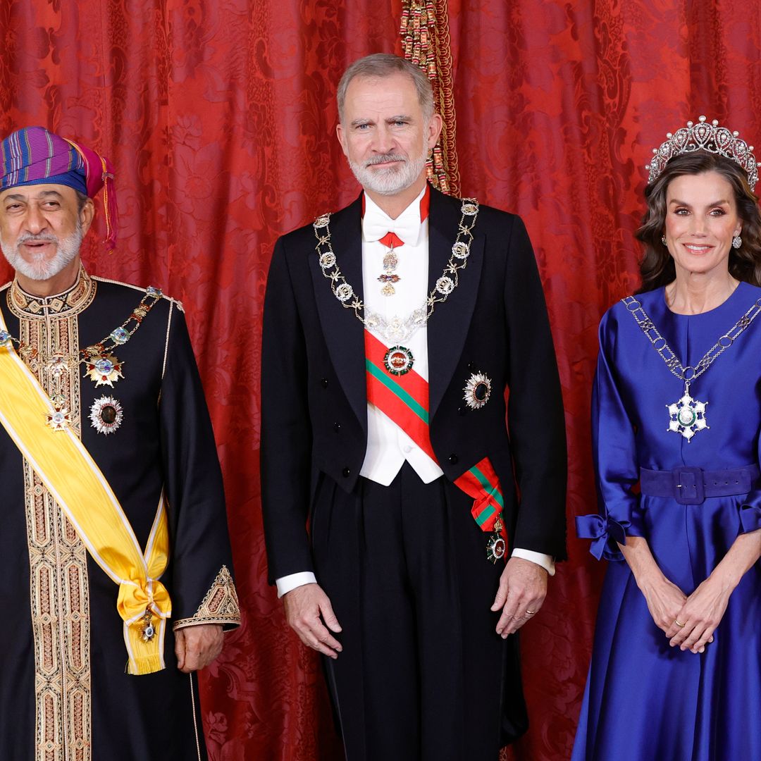 La cena de gala de los Reyes al Sultán de Omán en la que Letizia deslumbra con tiara y el Palacio Real recupera su esplendor