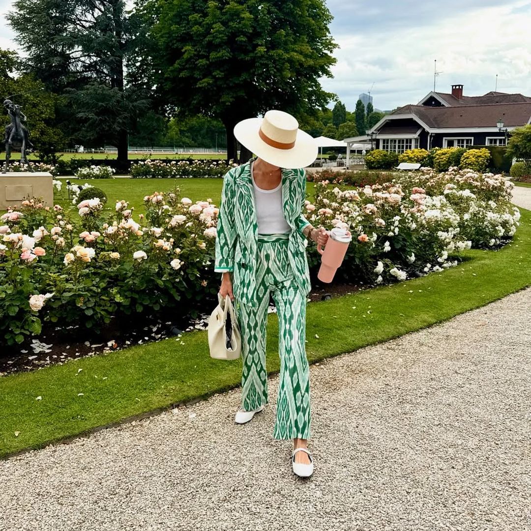 Traje con estampado étnico y sombrero de rafia: el look de Inés de Cominges es perfecto si veraneas en el norte