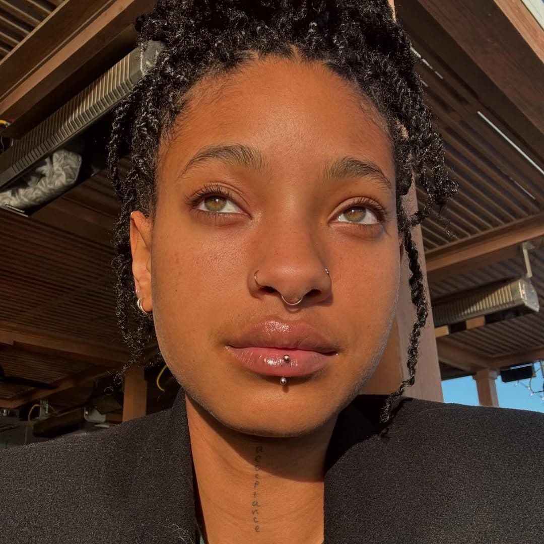 Willow Smith sorprende con tatuajes y la transformación de sus dientes en llamativa foto