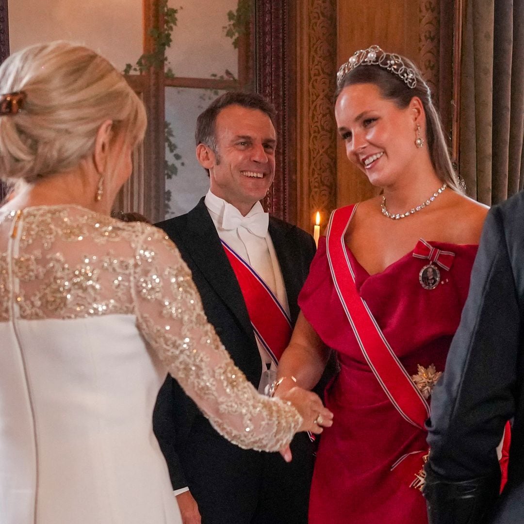 Ingrid de Noruega impacta con los Macron: tiara llena de significado y vestido con el que reivindica la sostenibilidad