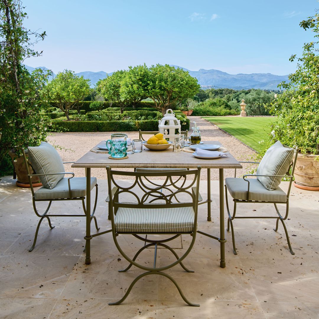 Mesa de estar exterior de la casa de James Costos y Michael Smith