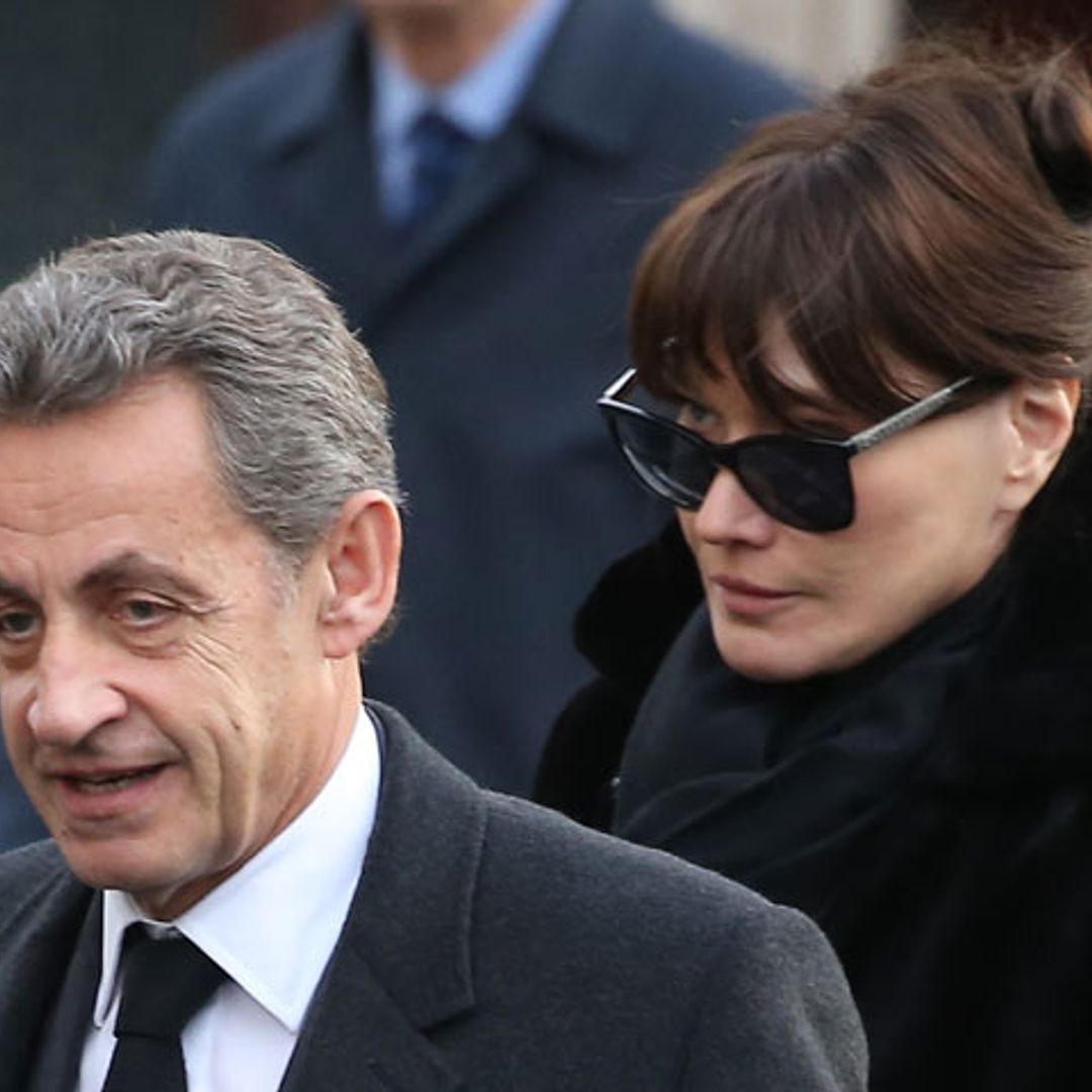 Nicolás Sarkozy, arropado por Carla Bruni y su hija en el entierro de su madre
