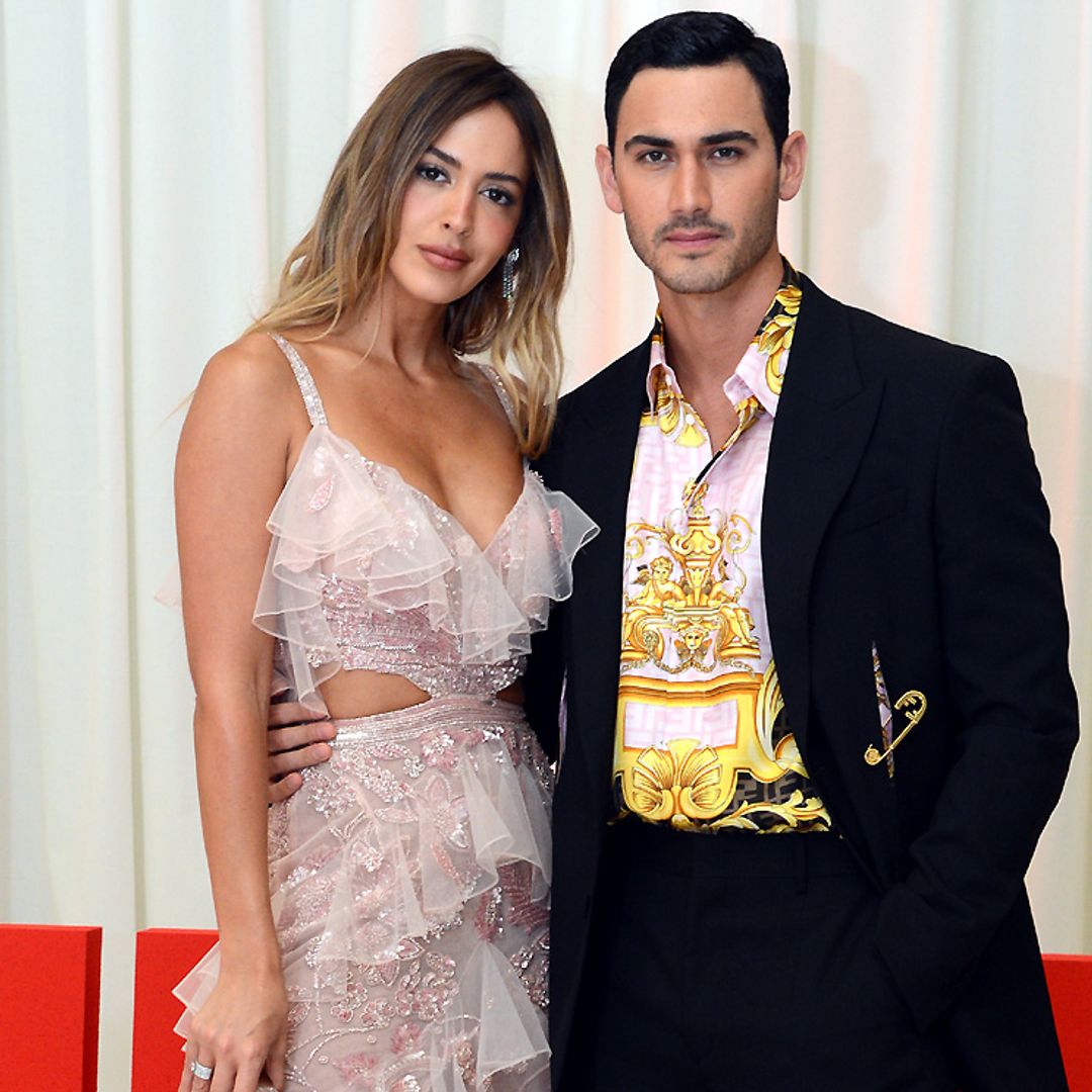 Alejandro Speitzer y Shannon eligen la sala ¡HOLA! de los Premios Platino para posar juntos por primera vez