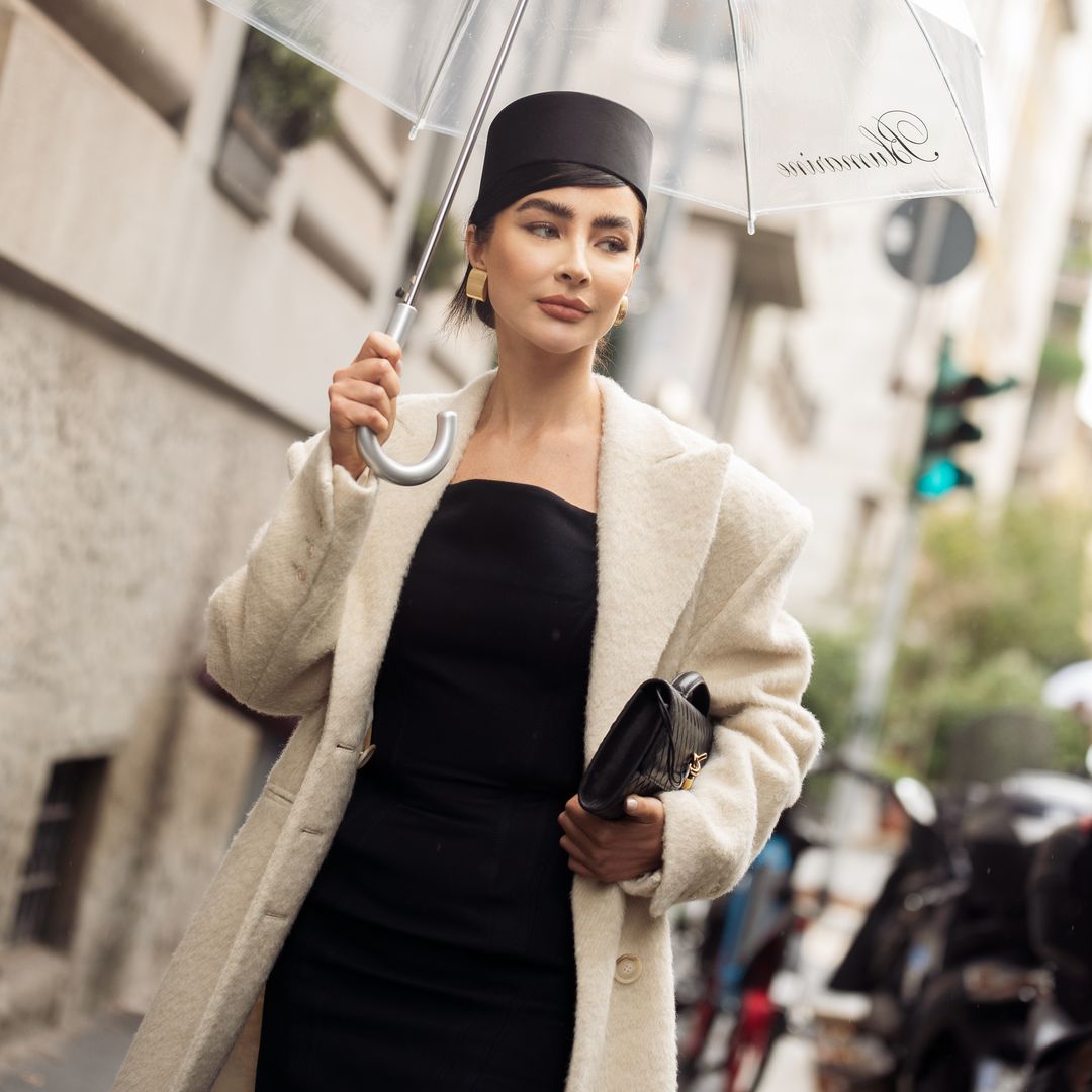 Cómo vestir bien en una boda de primavera cuando llueve: "Este tipo de zapato es la opción más práctica"