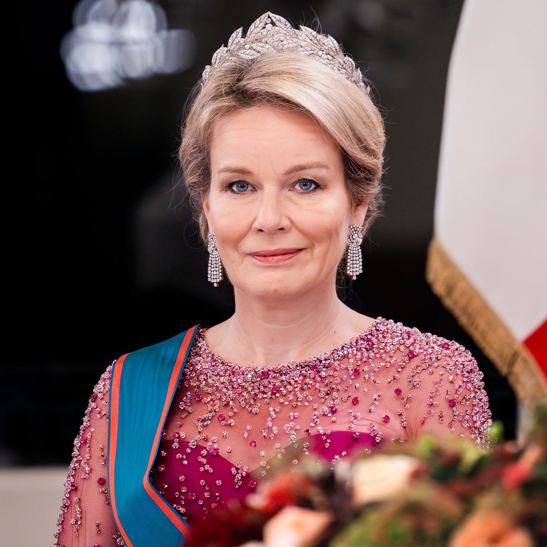 Matilde de Bélgica recuerda a Armani con 2 looks diferentes en un mismo día y recupera su tiara de 631 diamantes