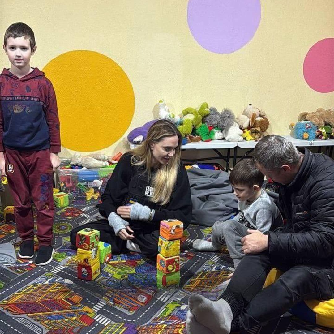 Angelina Jolie visita a los niños con Ucrania
