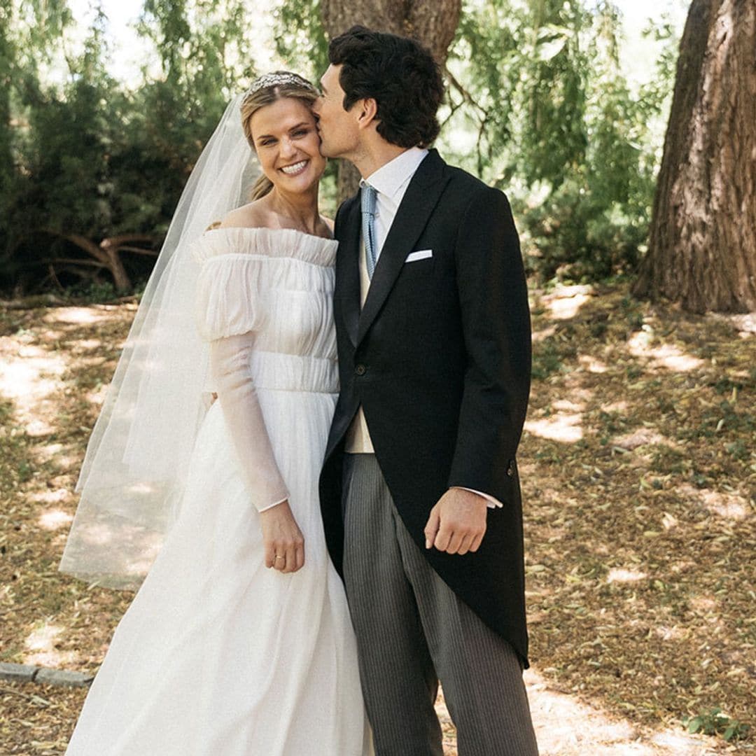 La historia de Rocío, la novia madrileña del vestido con escote Bardot y la diadema familiar