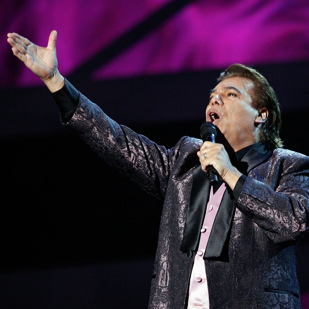 ¡Juan Gabriel vive! Más de 170 mil personas se reúnen en el Zócalo para ver la proyección de su concierto