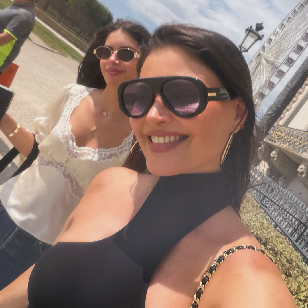 Chiquinquirá Delgado y su hija Carlota se sumergen en el universo de 'Emily in Paris' durante sus vacaciones
