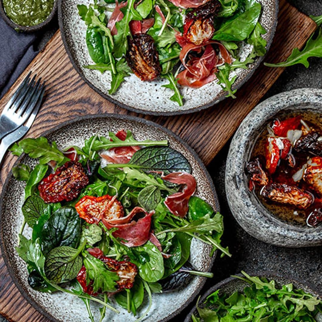 Ensalada con rúcula, espinacas, tomate seco y paletilla ibérica