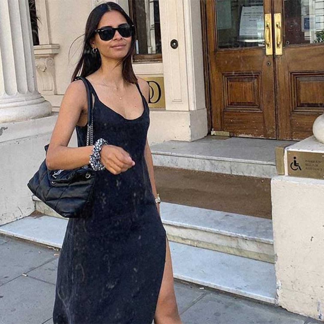 El look rápido con el que las expertas actualizan la mezcla vestido + zapatillas