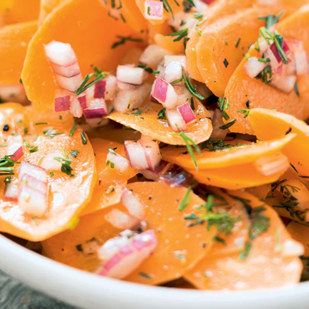 Ensalada de zanahorias y cebolla morada con romero y eneldo