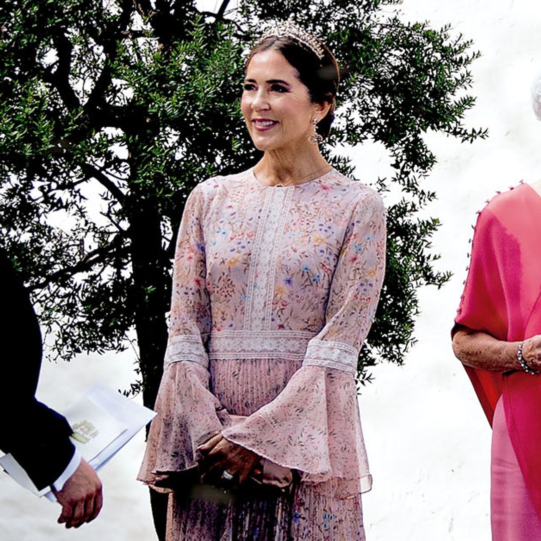 Mary de Dinamarca, espectacular de rosa en la boda del ahijado de Federico con la tiara que compró ella misma en una subasta