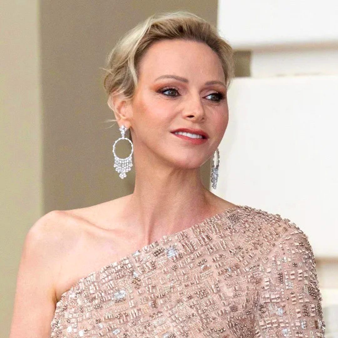 Charlene de Mónaco deslumbra en la ópera con su vestido joya de gala: asimétrico, color champán y cubierto de lentejuelas