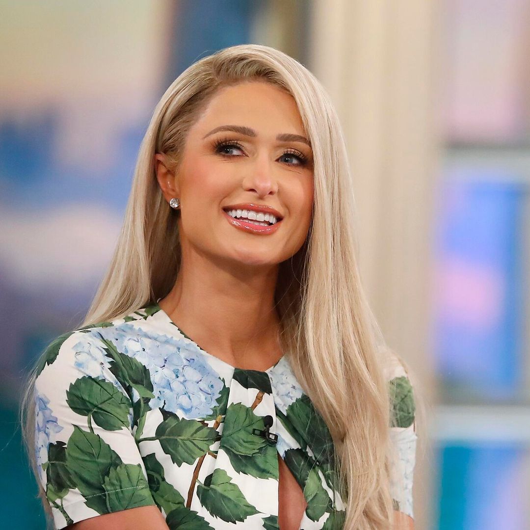 Paris Hilton presenta a su hija, London, con un adorable retrato familiar