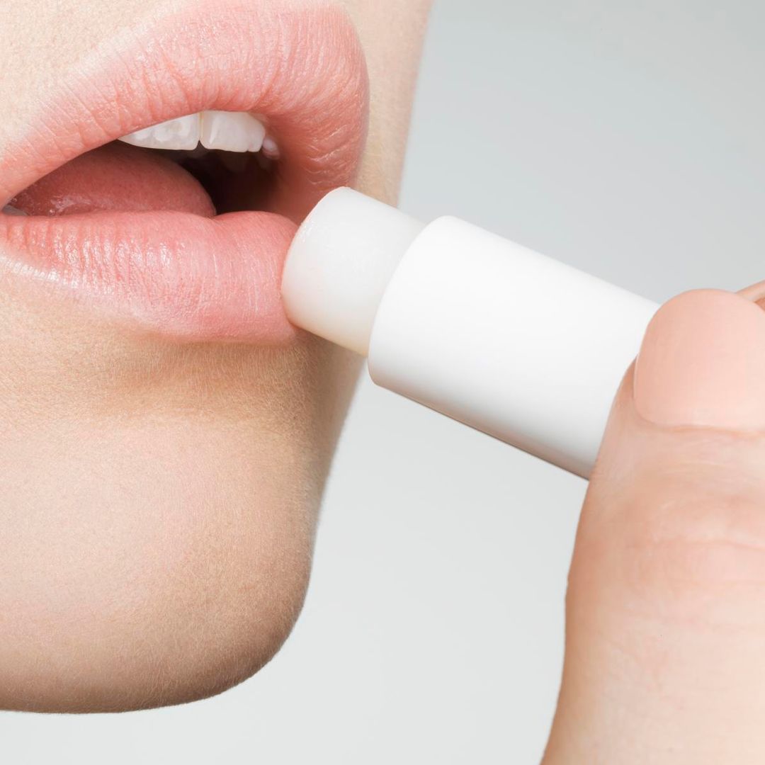 15 bálsamos para alejar de tus labios la resequedad este verano