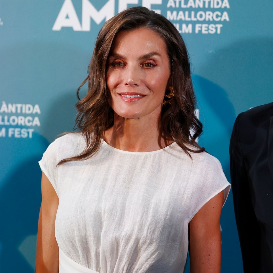 La reina Letizia estrena un vestido blanco con truco e innovador brazalete para la gran fiesta cinematográfica de Mallorca