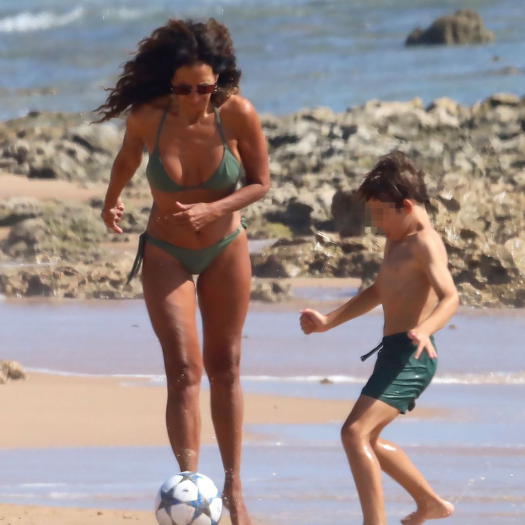 Rosario Flores, en bikini a sus 62 años y convertida en la 'superabuela' del verano: el día de playa más divertido con sus sobrinos