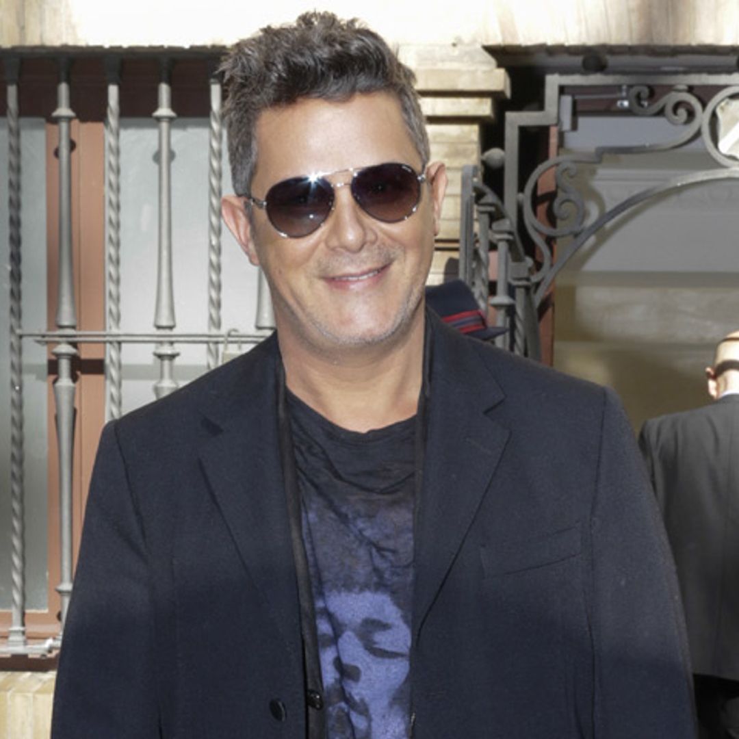 El espontáneo y cariñoso abrazo de Alejandro Sanz a una periodista