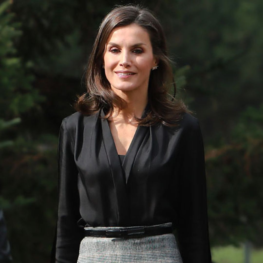 La Reina estrena una blusa kimono y actualiza su falda de rebajas estilo 'Rania'
