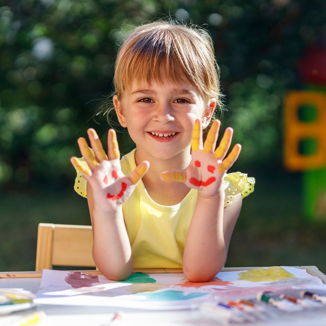 Niña hace manualidades en verano