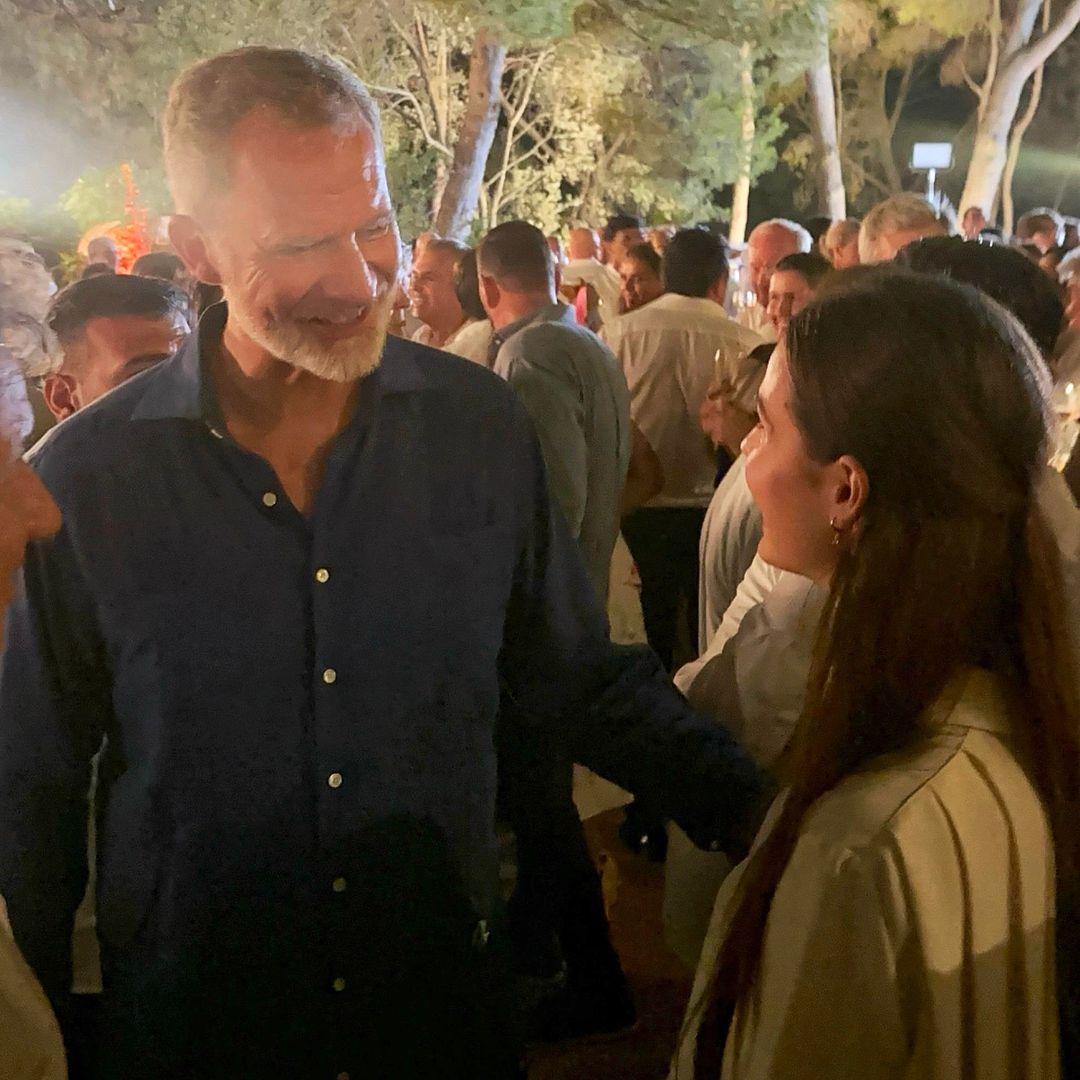 Elisabeth Reynes charlando con el rey Felipe VI en la recepción en el Palacio de Marivent el 4 de agosto de 2026