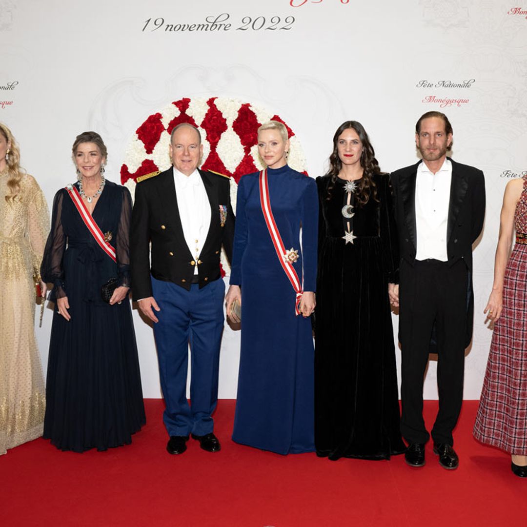 El vestido de terciopelo de la princesa Charlene y otros looks de gala inolvidables en el Día Nacional