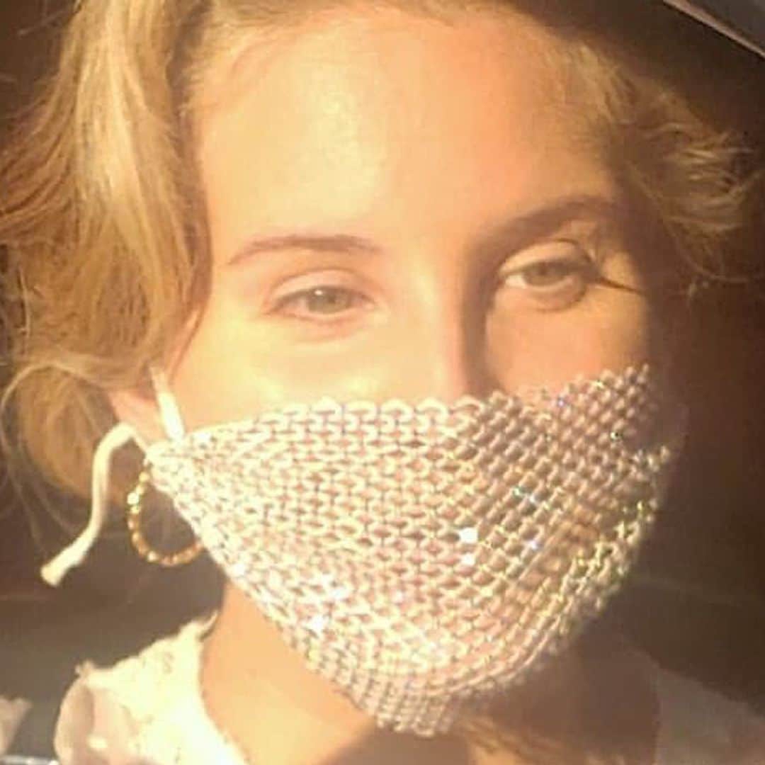 Los fans de Lana del Rey la reprenden por utilizar una polémica mascarilla