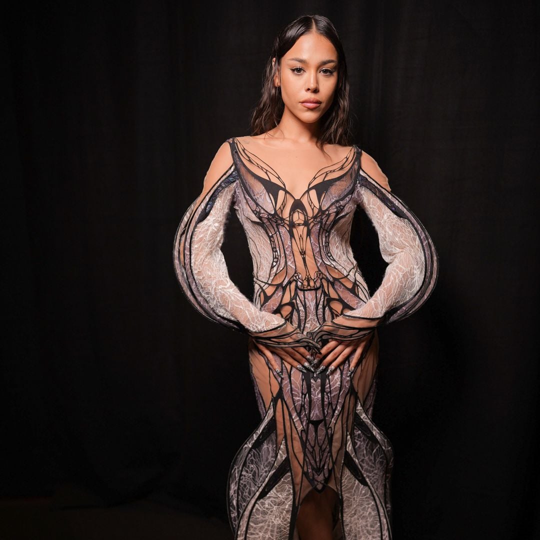 Danna sorprende como invitada especial en el desfile de Iris Van Herpen