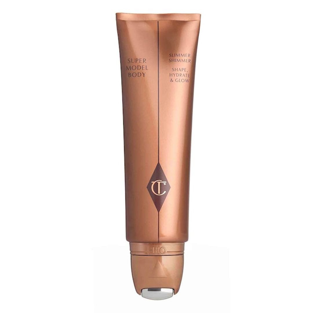 Supermodel Body, de Charlotte Tilbury (60 euros). Un híbrido entre loción hidratante e iluminador corporal que capta la luz en el centro de las extremidades para estilizar y sublimar el tono de piel. Está enriquecido con aceite de rosa mosqueta, vitaminas C y E, ácido hialurónico, cafeína o extracto de aloe vera.