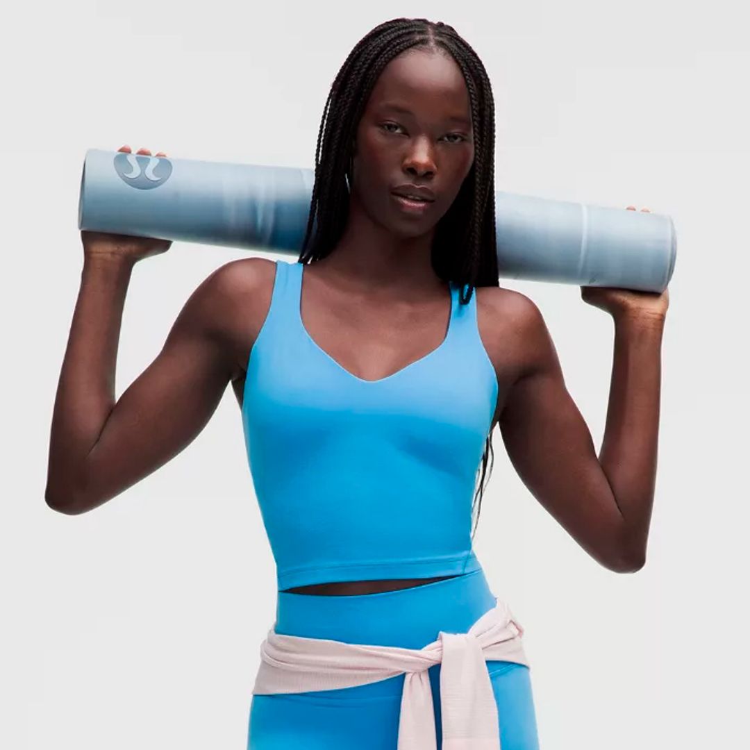La camiseta de Lululemon con sujetador incorporado que realza el bronceado y hace un escote precioso: el básico que te motiva a entrenar