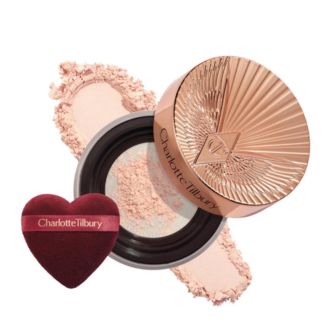 AIRbrush Flawless Blur Loose Powder, de Charlotte Tilbury (54 euros). Disponible en siete tonos de alta adaptabilidad, este polvo suelto microfresado y ligero, suaviza, ilumina y difumina imperfecciones; además de fijar el maquillaje y controlar brillos y grasa hasta 24 horas.