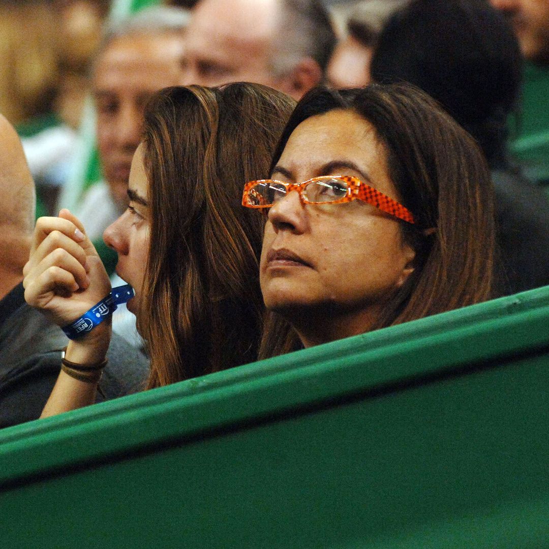 Àngels Barceló con su hija Clara y Josep Morell en el tenis en 2009