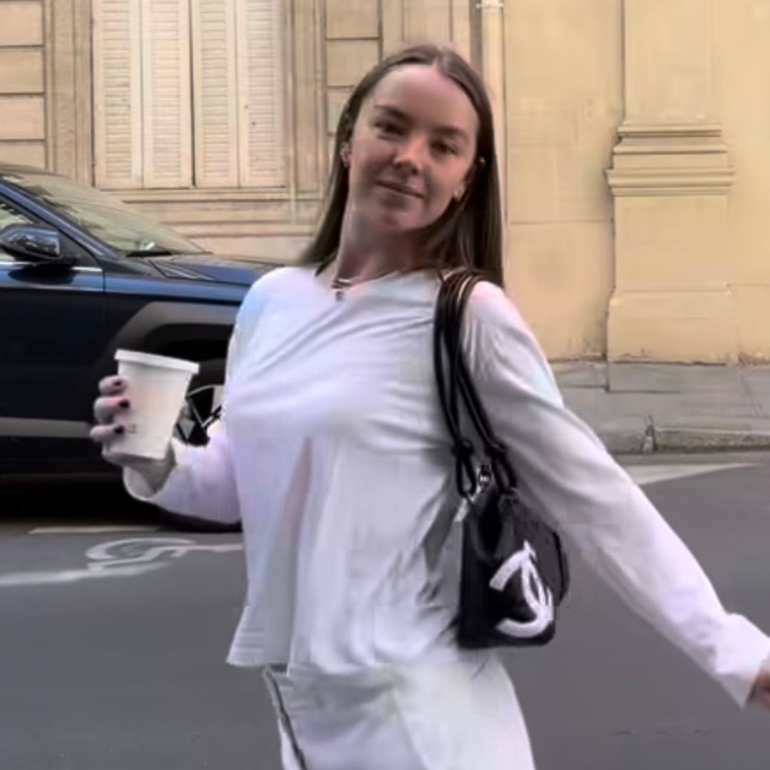 Alexandra de Hannover lleva en París el look blanco que favorece siempre con un detalle inesperado: un bolso 'vintage' de 2004