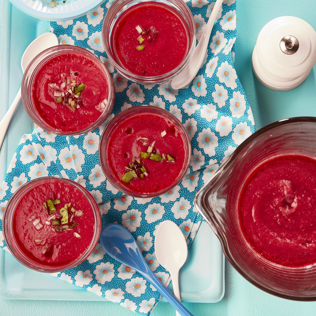 La receta de salmorejo más original: con remolacha, sin tomate y muy refrescante