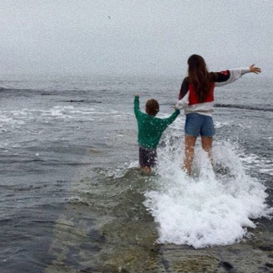 Sara Carbonero y su hijo Martín superan juntos el miedo a las olas