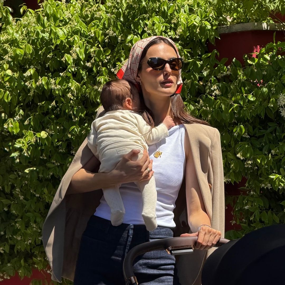 Blanca Padilla estrena armario en su primer verano como madre con vestidos fluidos, propuestas románticas y básicos infalibles