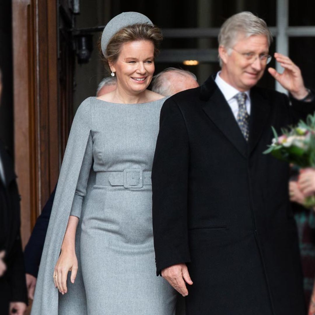 Matilde de Bélgica y otras 8 'royals' que triunfaron gracias al infalible vestido-capa