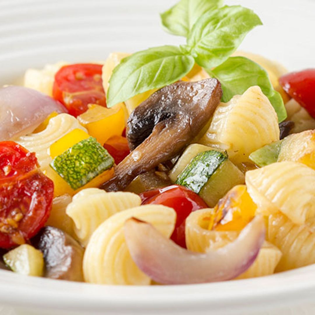 Ensalada de pasta, atún, champis y queso parmesano