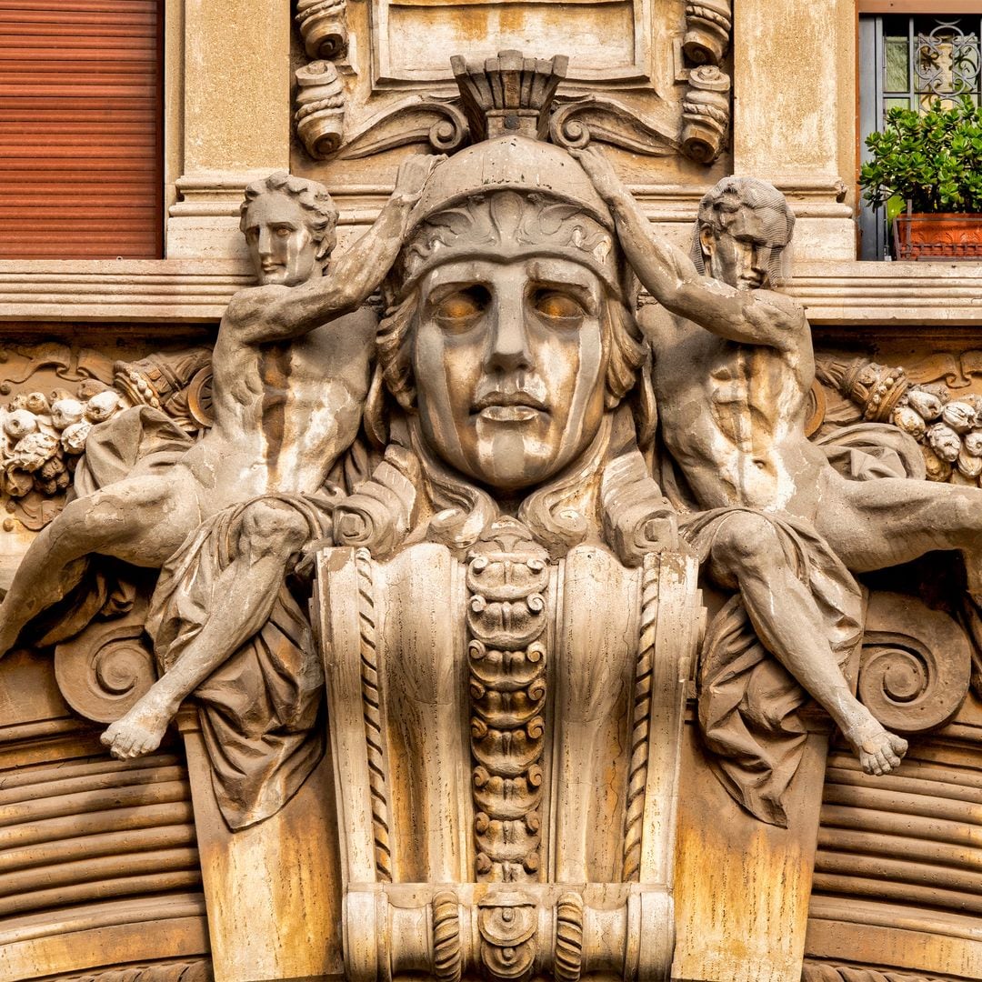 Detalle de la fachada del Palacio de Ambassadors, Barrio de Quartiere Coppede, Roma