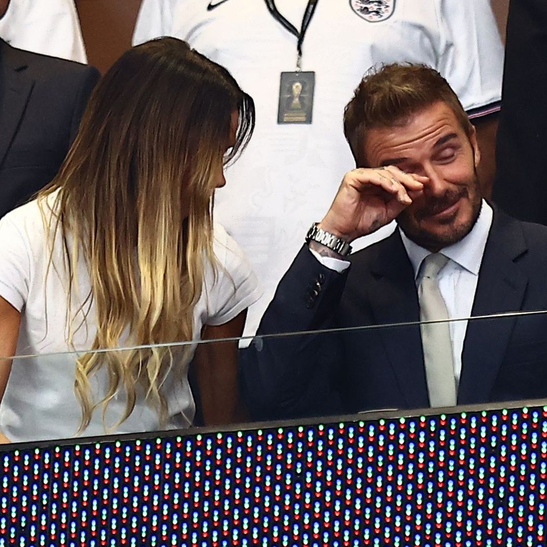 La imagen de la desolación: David Beckham, entre lágrimas, recibe el consuelo de su mujer Victoria tras la derrota de Inglaterra en el Mundial