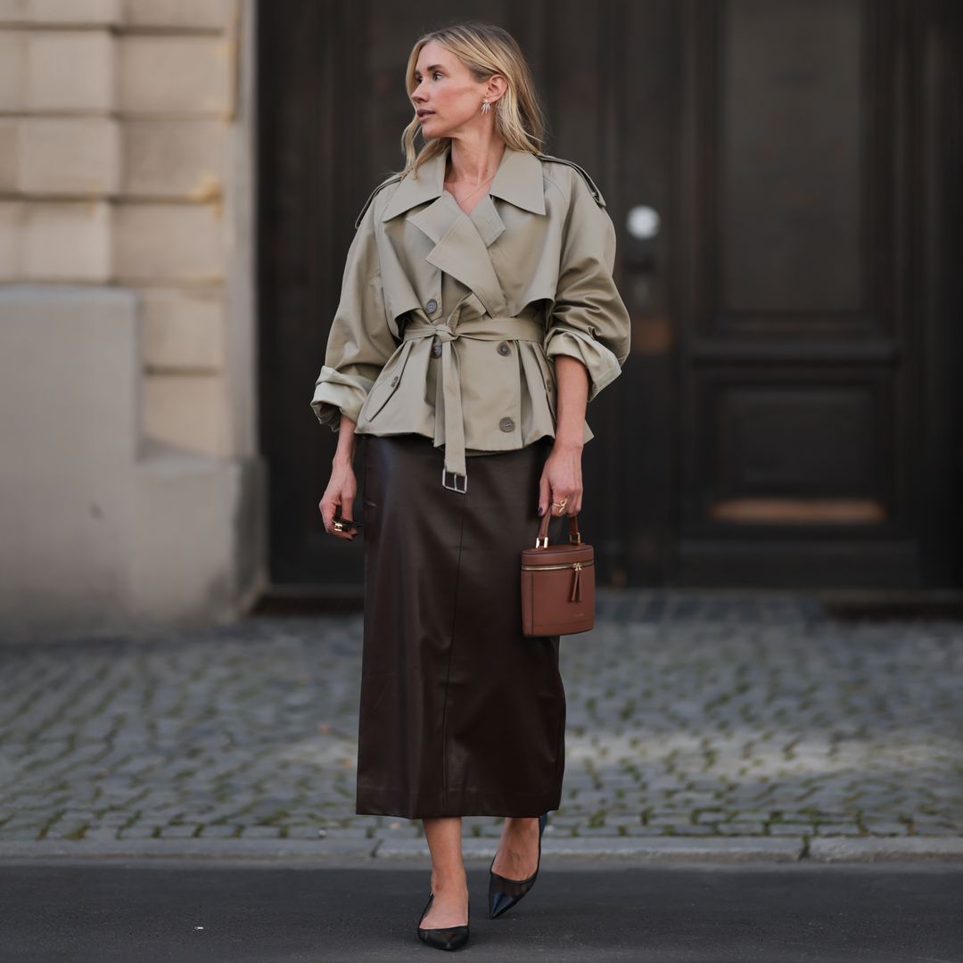 Look con falda satinada en verde oliva y gabardina a juego