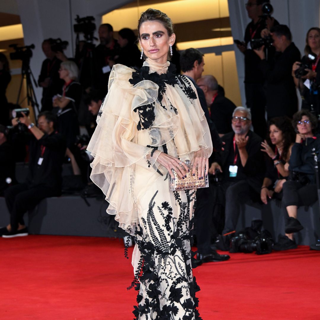 Alejandra Domínguez impacta en la alfombra roja de Venecia con un original vestido de volantes y flores 3D