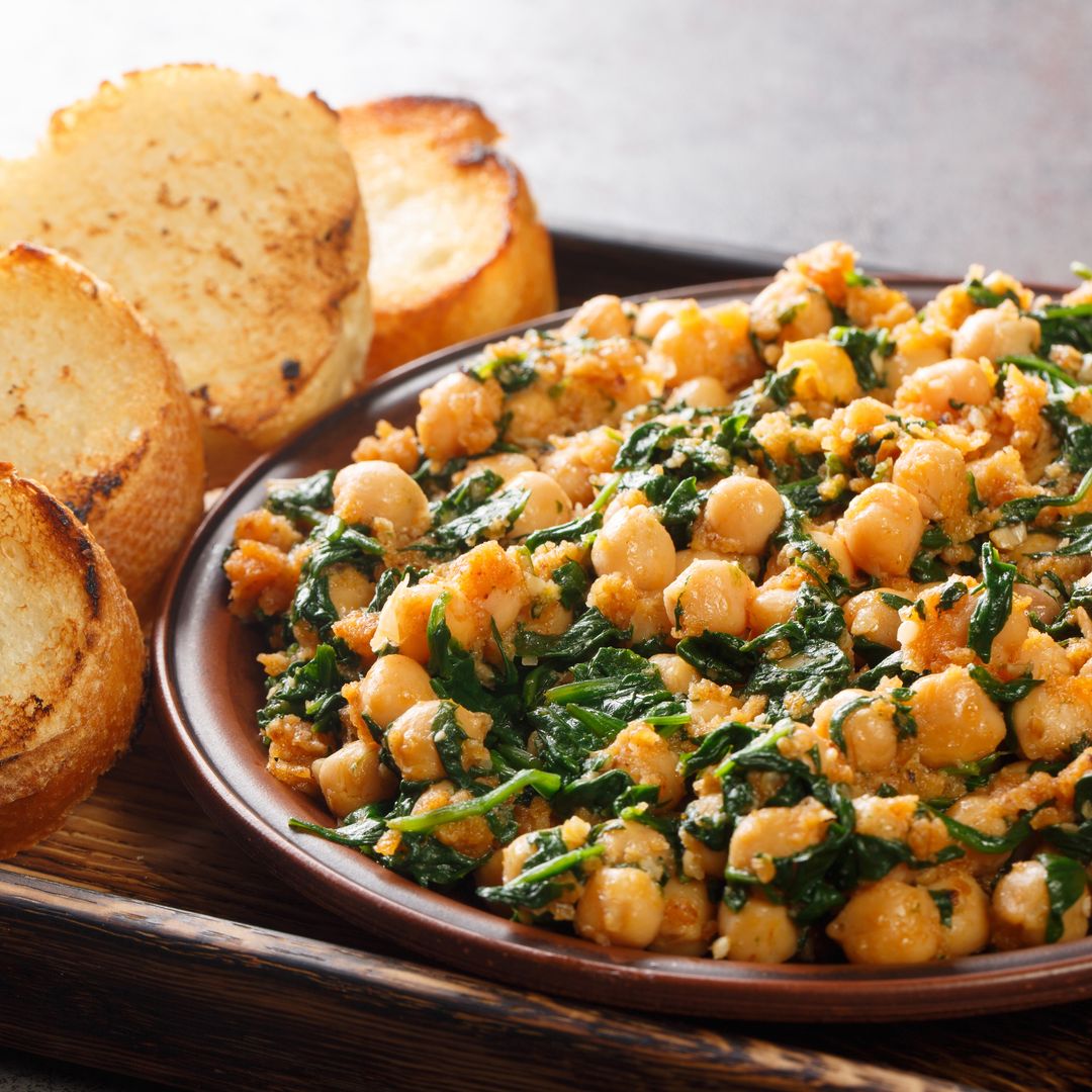 Garbanzos con espinacas: la receta más sencilla, nutritiva y tradicional