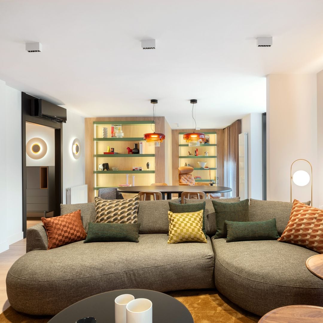 Más de 200 m² de diseño personalizado: dos pisos en Igualada que se convierten en una sola vivienda de estilo atemporal con toques de color